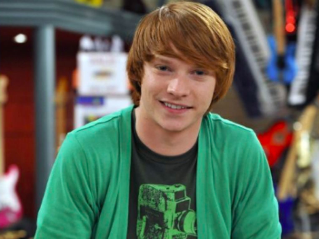 who does dez date in austin and ally