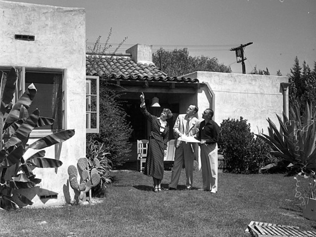 Amelia Earhart in front of a California home