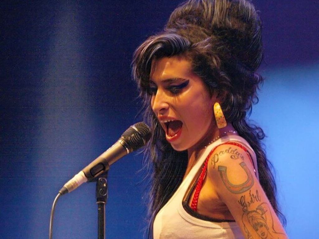 Amy Winehouse performing in concert