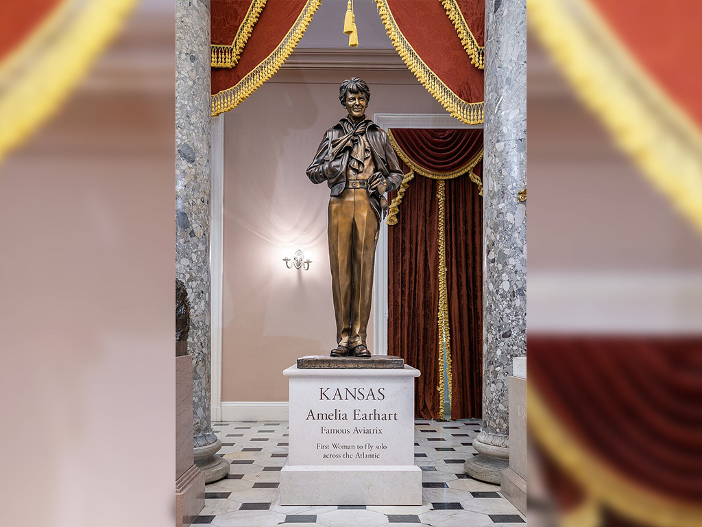 Amelia Earhart statue