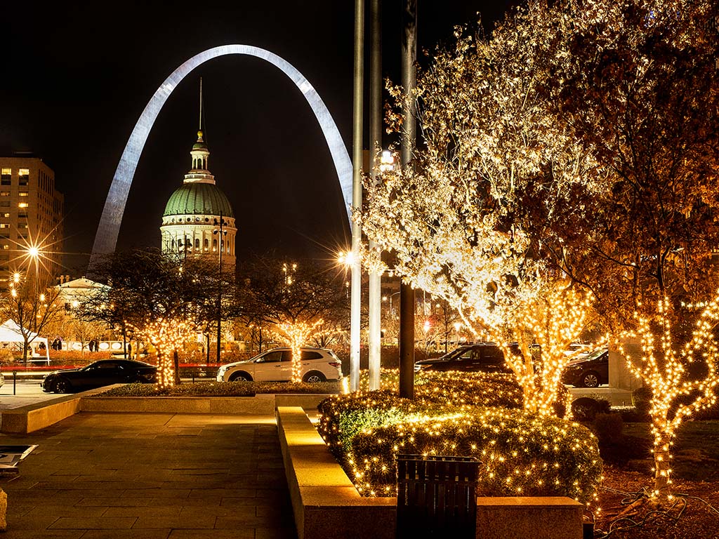 st louis old courthouse gateway arch downtown brilliant christmas lights decorating trees at kiener plaza