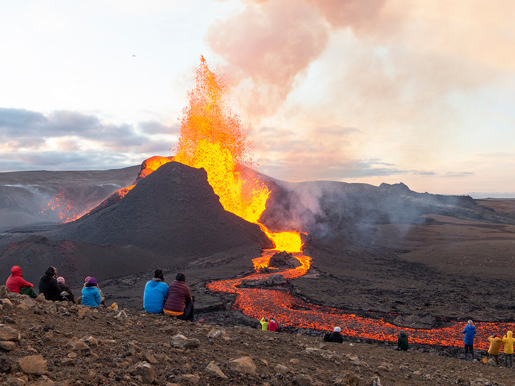 A small volcanic eruption has started at the Reykjanes peninsula. The event has attracted thousands of visitors who have braved a daring hike to the crater.