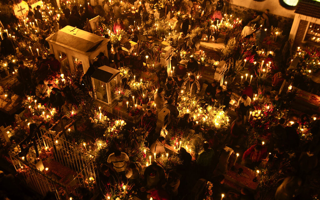 Annual commemorations known as "La Alumbrada" during the day of the dead